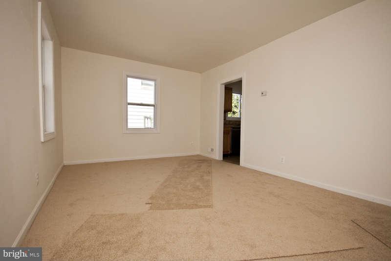 33 Clipper Road Baltimore, MD 21221 - Photo 8 of 22 Living Room