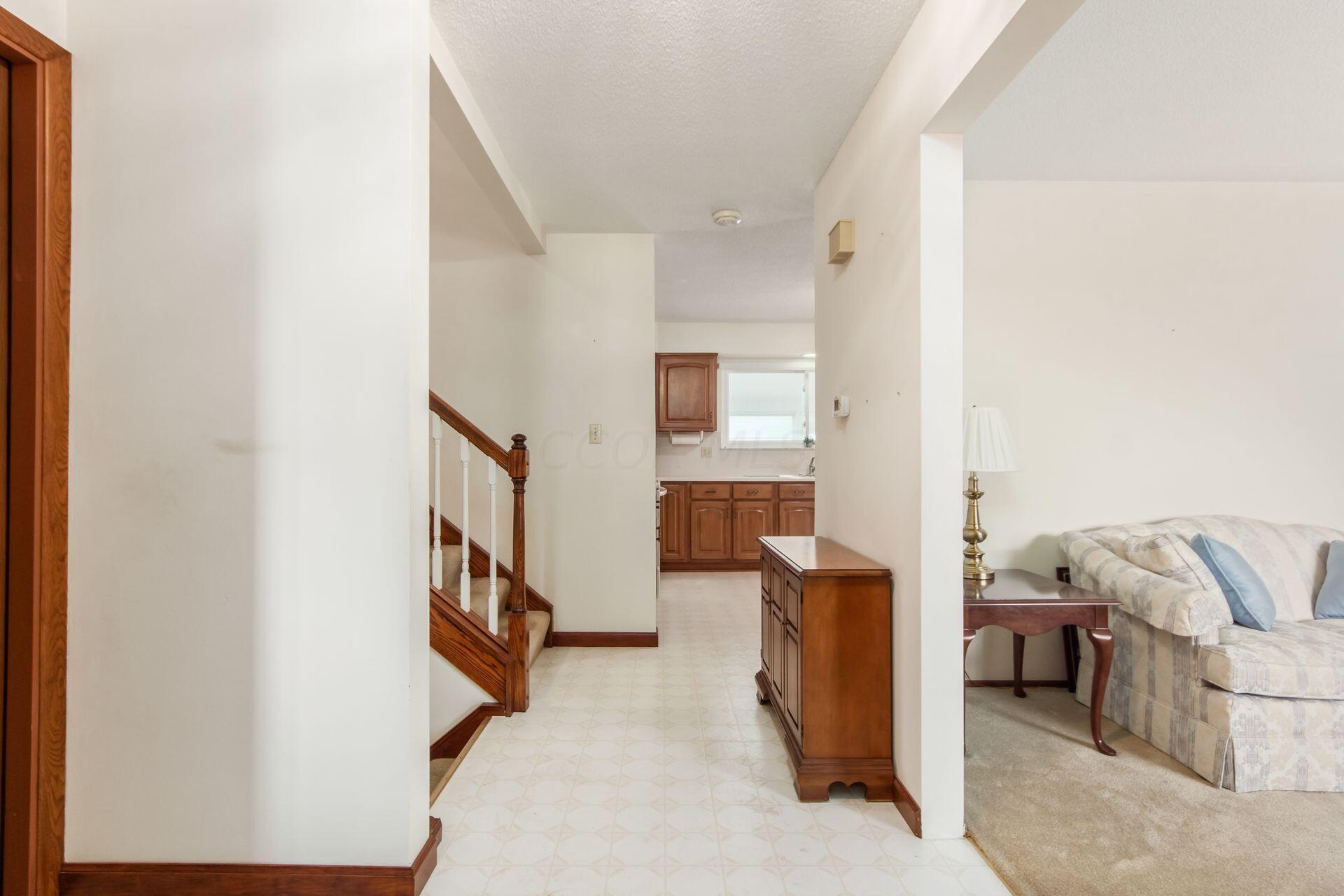 4811 Manitoba Road Columbus, OH 43229 - Photo 2 of 35 Entryway