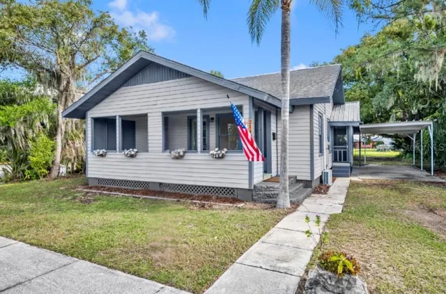 $295,000 | 214 North New Hampshire Avenue, Tavares, FL 32778