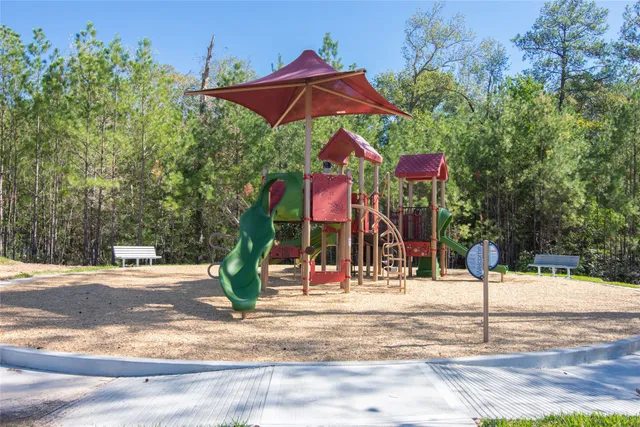 a picture of a book shelf