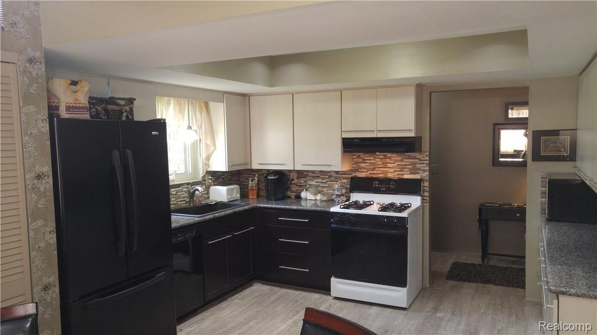 13783 Martin Road Warren, MI 48088 - Photo 4 of 15 KITCHEN (3).jpg