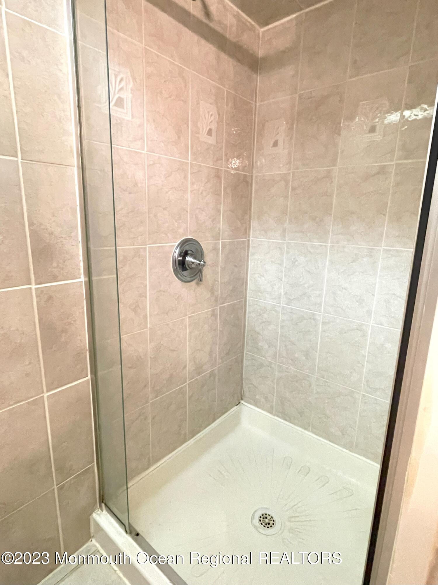 309 Midstreams Road Brick, NJ 08724 - Photo 23 of 26 a bathroom with a bathtub