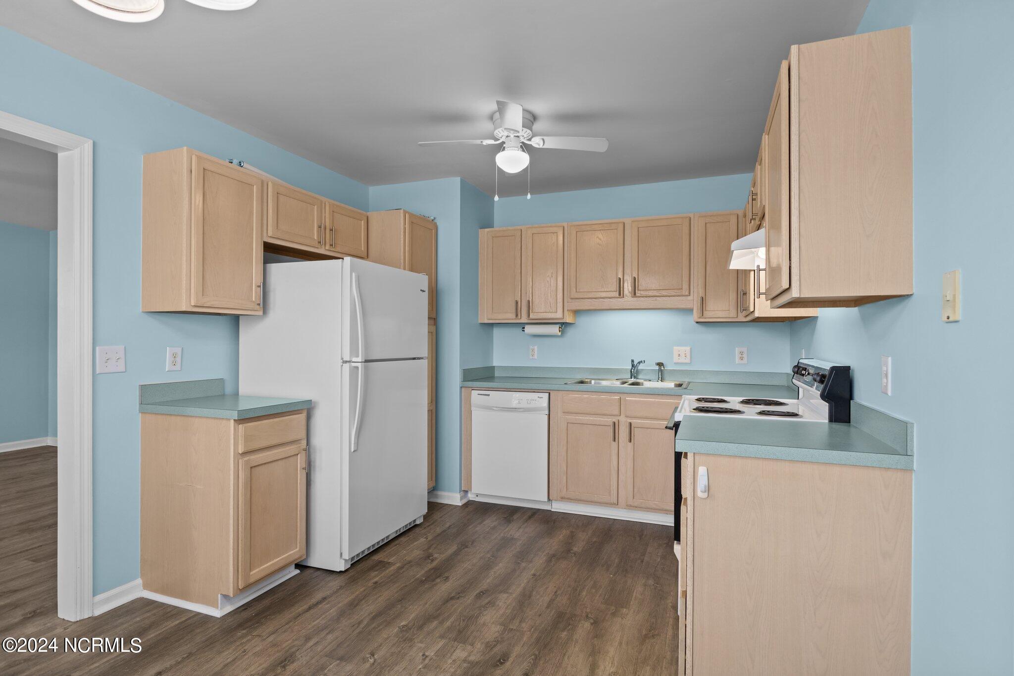 303 Barbour Road, Unit 1102 Morehead City, NC 28557 - Photo 12 of 44 Kitchen