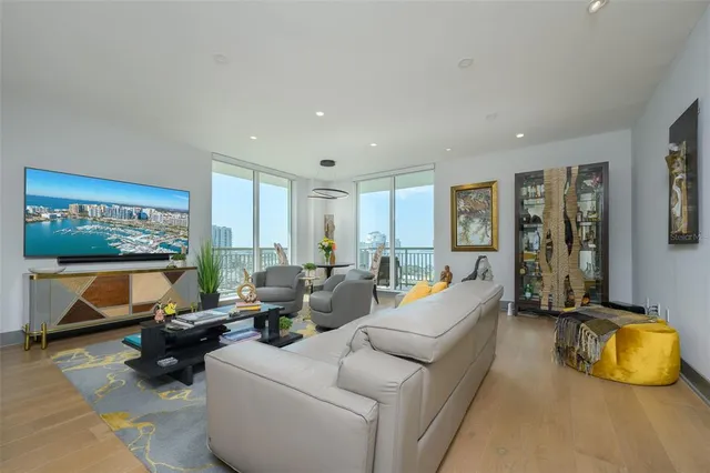$1,350,000 | 800 North Tamiami Trail, Unit 1217, Sarasota, FL 34236