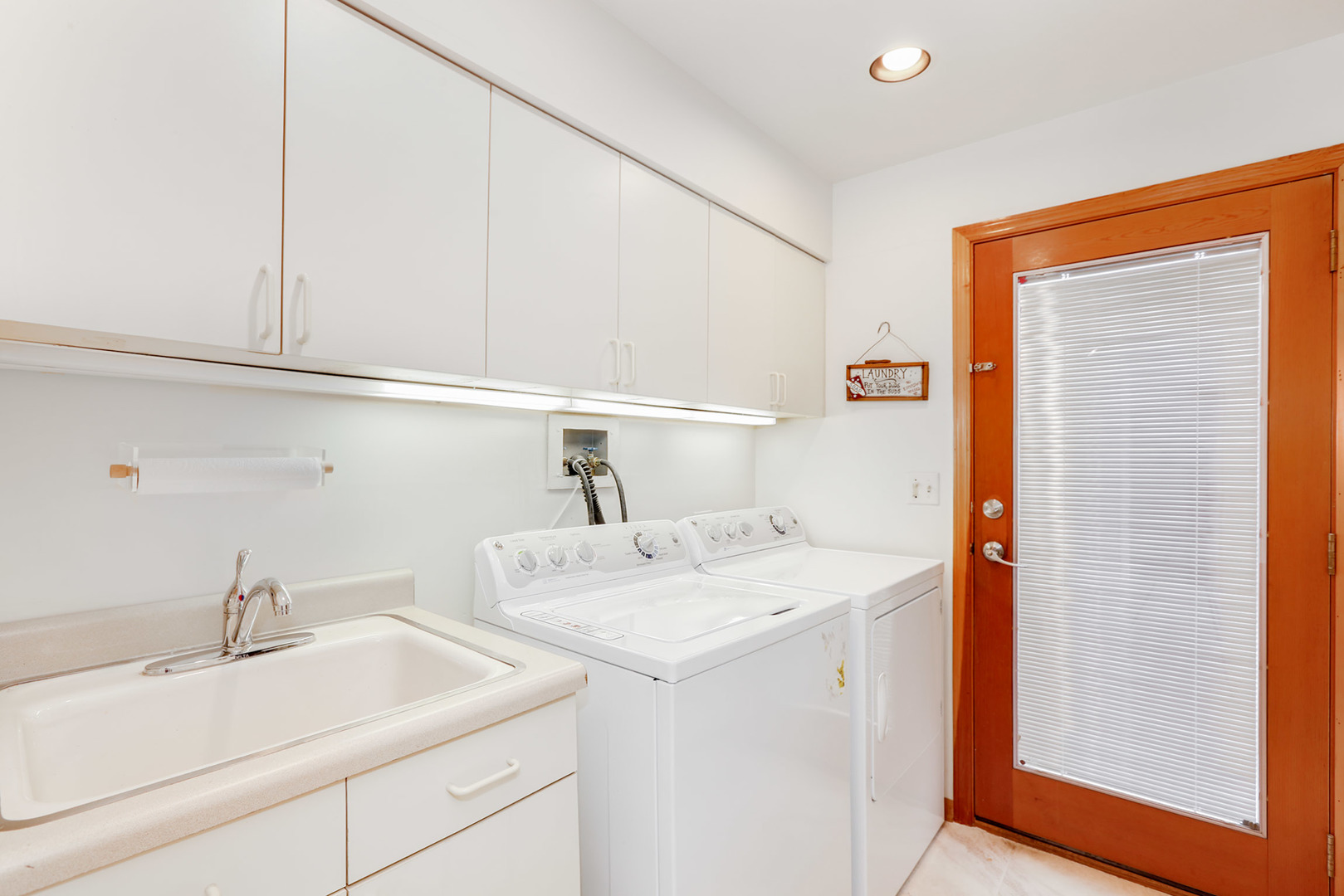 1341 Devonshire Road Buffalo Grove, IL 60089 - Photo 18 of 34 a utility room with dryer and washer