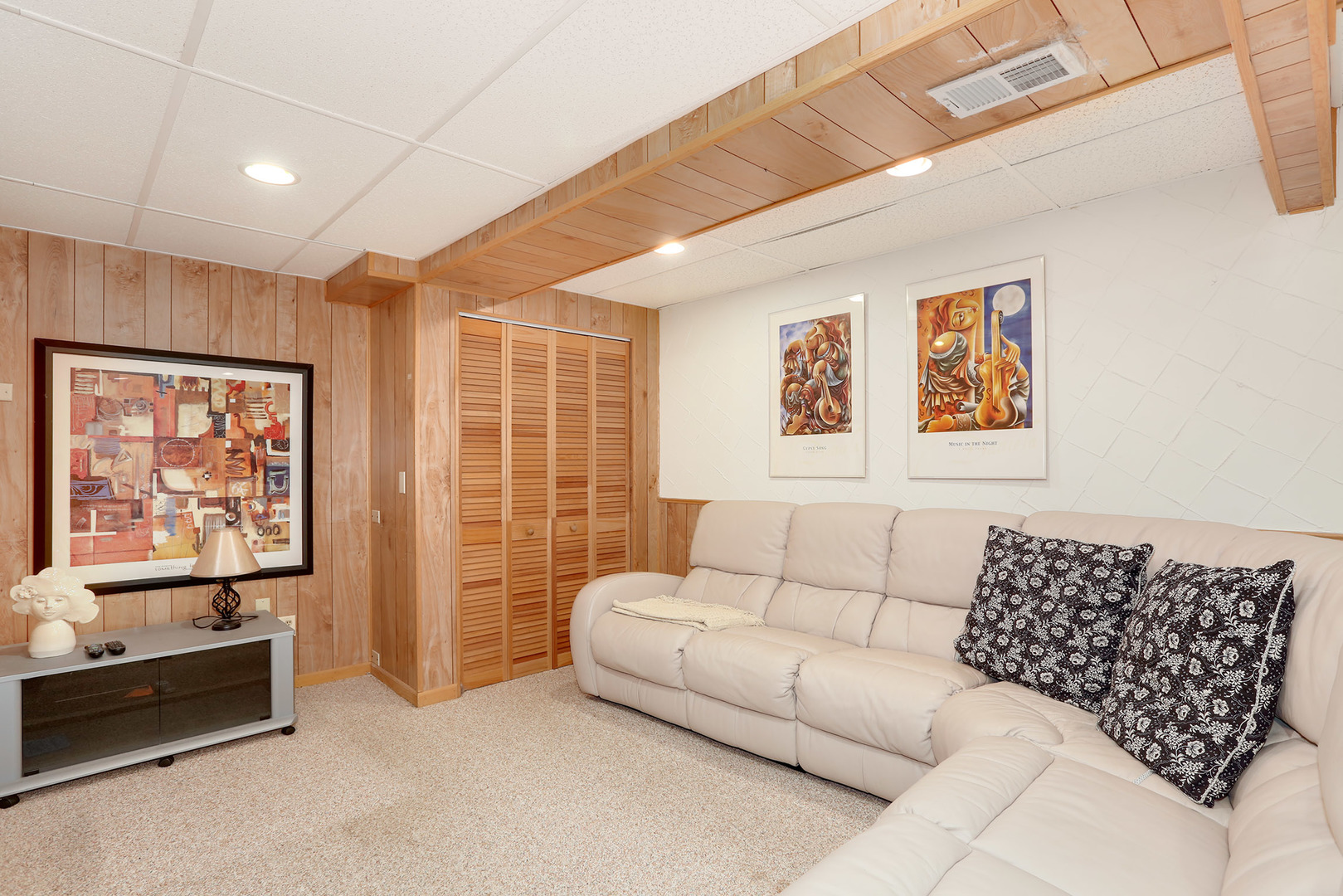 1341 Devonshire Road Buffalo Grove, IL 60089 - Photo 29 of 34 a living room with furniture and a window