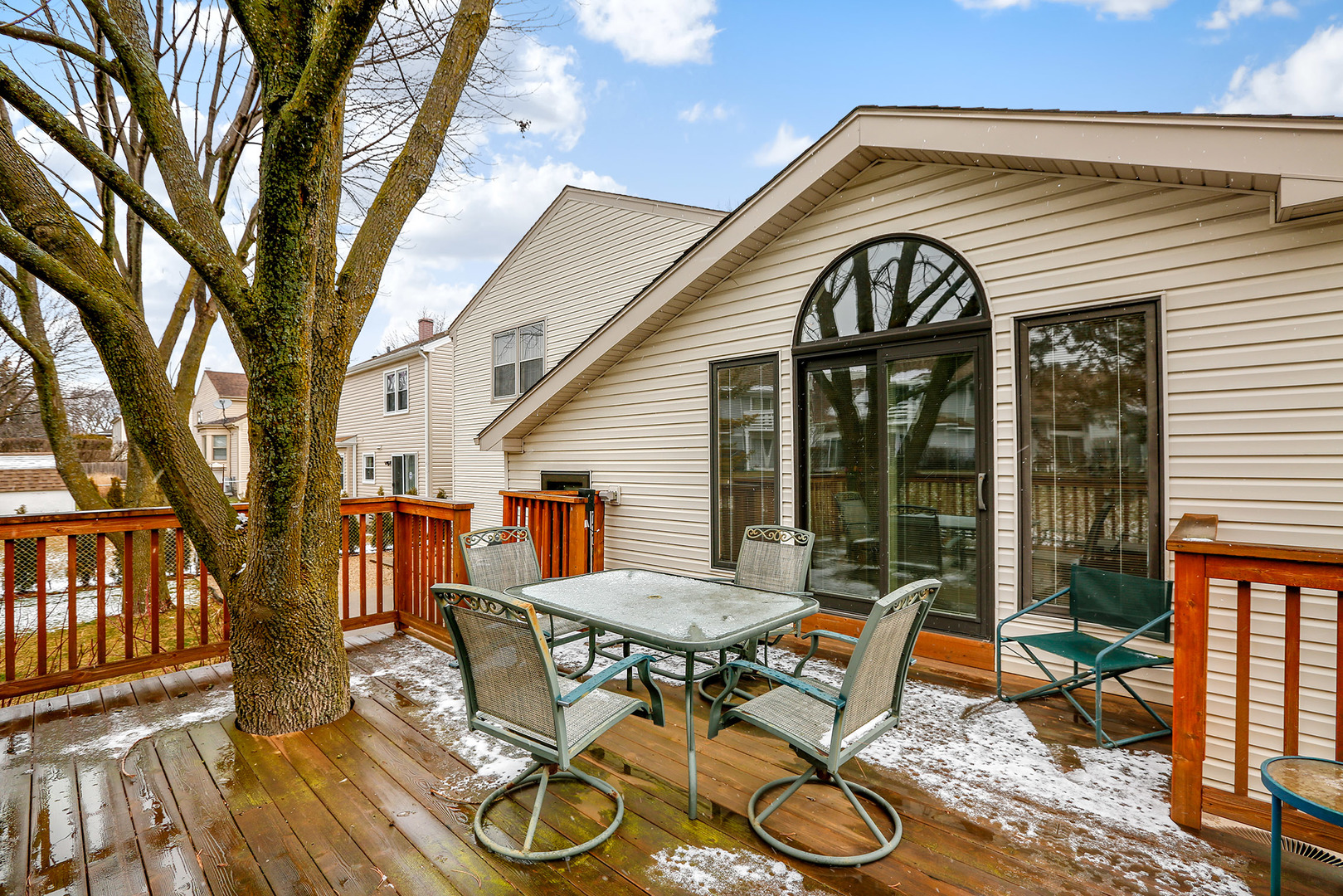 1341 Devonshire Road Buffalo Grove, IL 60089 - Photo 31 of 34 a view of a chairs and table in patio