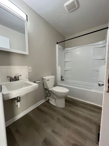 $1,200 | 522 East Virginia Avenue, Vinton, VA 24179