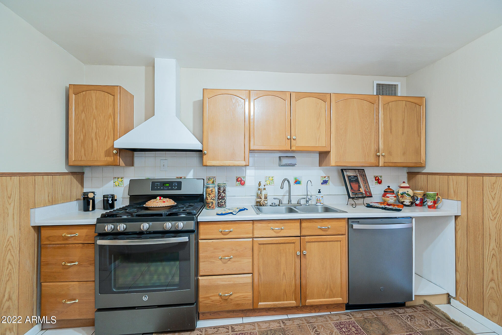2021 North 29th Street Phoenix, AZ 85008 - Photo 10 of 38 Kitchen 5