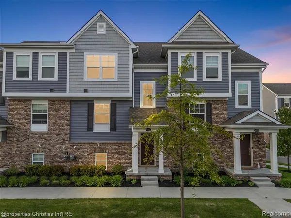 $425,000 | 4953 Treeside Lane, Troy, MI 48098