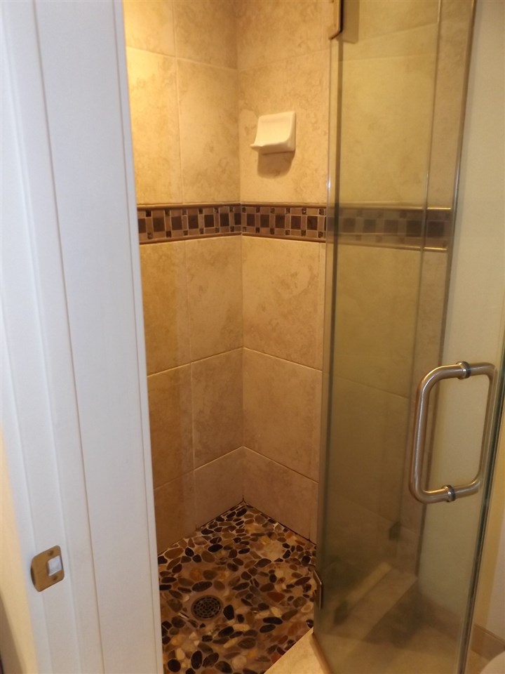 811 South Kihei Road, Unit 5F Kihei, HI 96753 - Photo 11 of 30 a bathroom with a shower