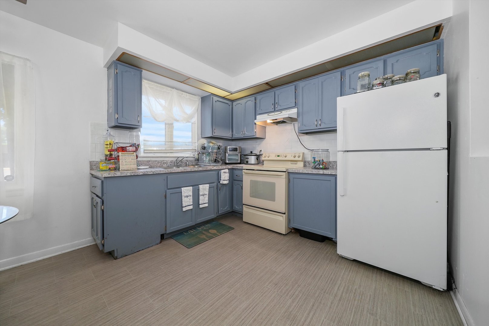 10340 South Pulaski Road, Unit 103 Oak Lawn, IL 60453 - Photo 14 of 30 a kitchen with a refrigerator a sink and cabinets