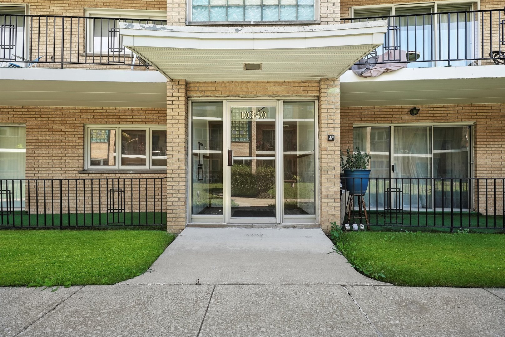 10340 South Pulaski Road, Unit 103 Oak Lawn, IL 60453 - Photo 28 of 30 a front view of a house with a garden