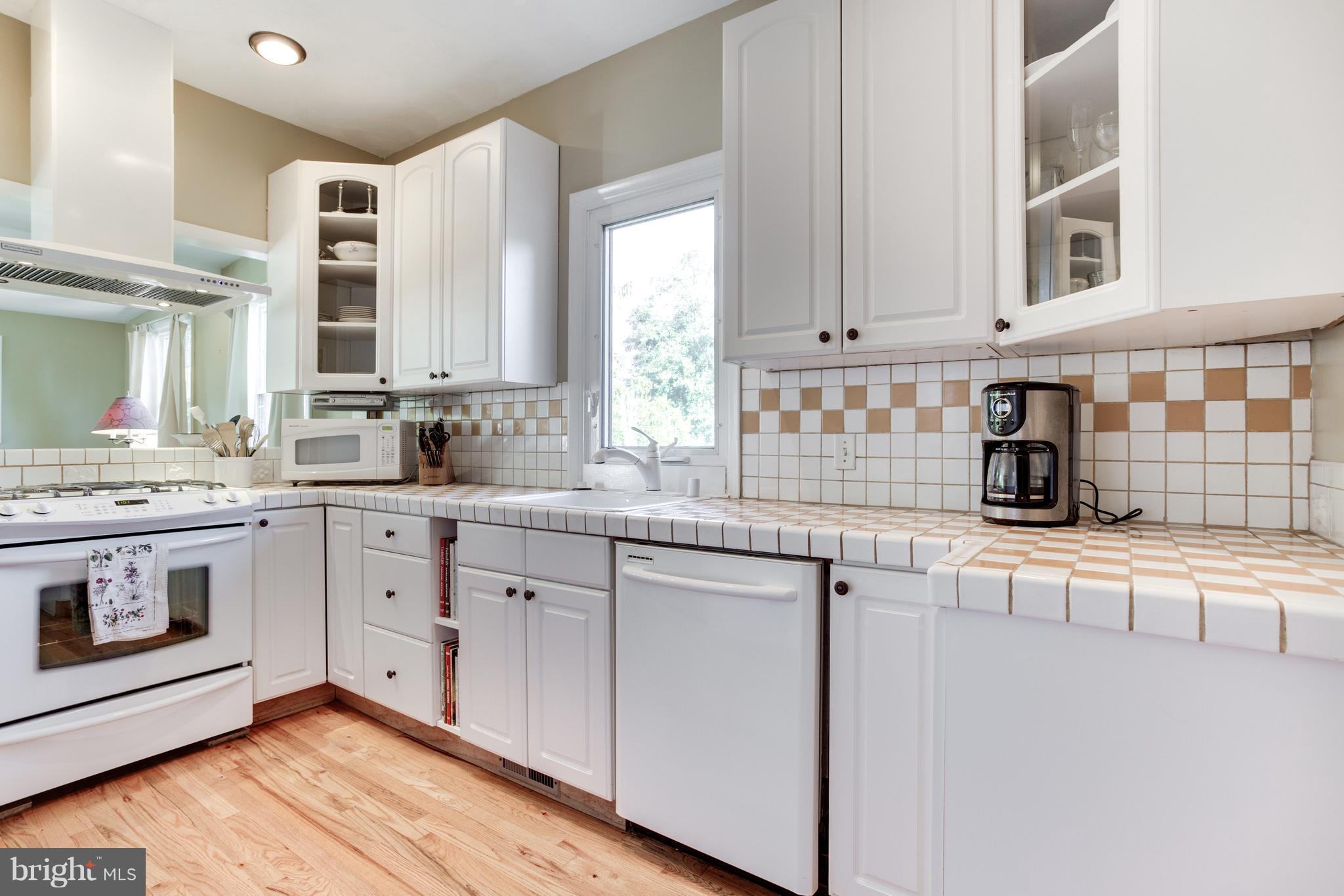Kitchen w/ upgraded range hood
