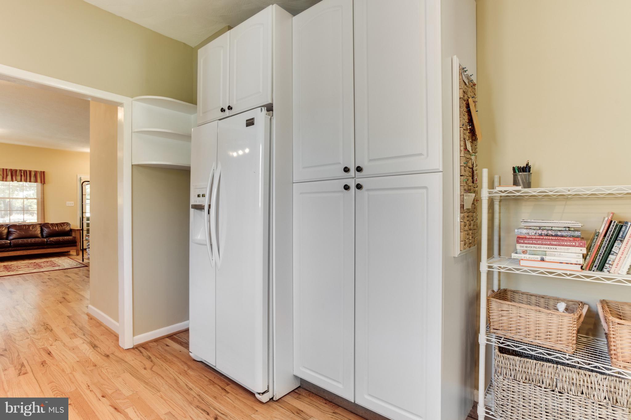 Kitchen w/ hardwood floor