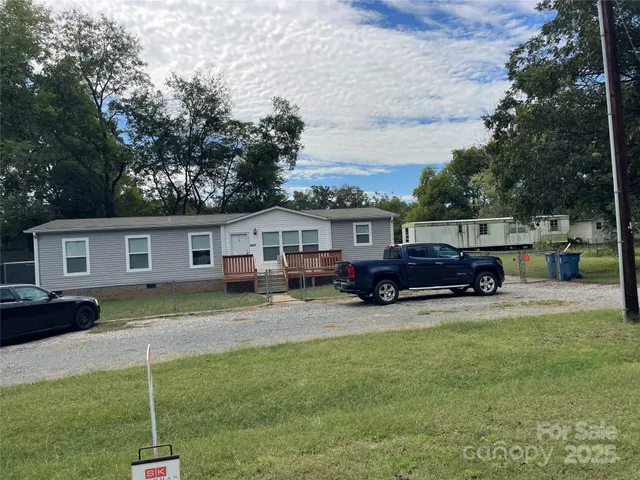 a view of a yard in front of house