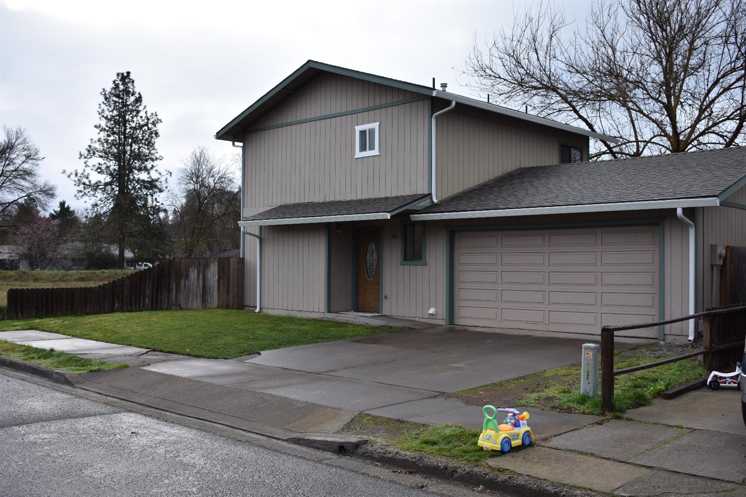 633 Sarah Lane Eagle Point, OR 97524 - Photo 1 of 6 Primary Photo