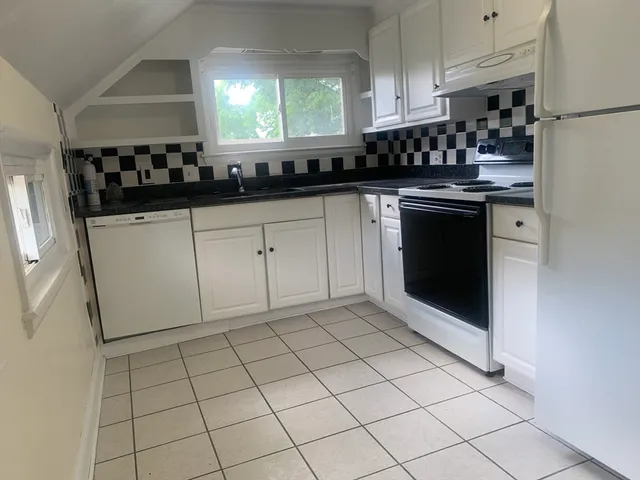 $3,250 | 77 Hartford Street, Unit REAR, Newton, MA 02461