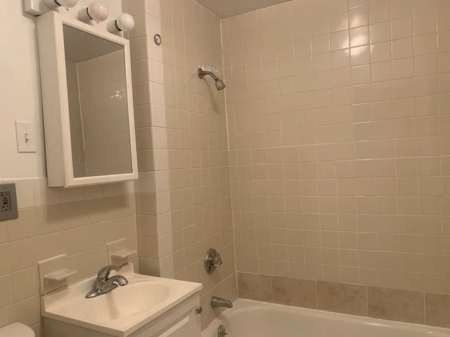 $3,250 | 77 Hartford Street, Unit REAR, Newton, MA 02461