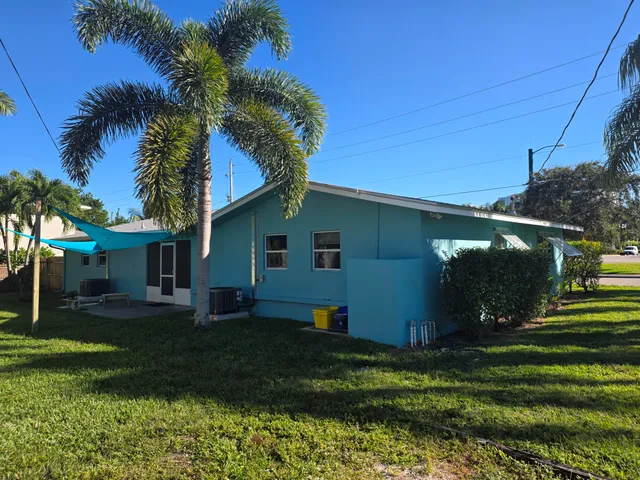 a view of a house with backyard