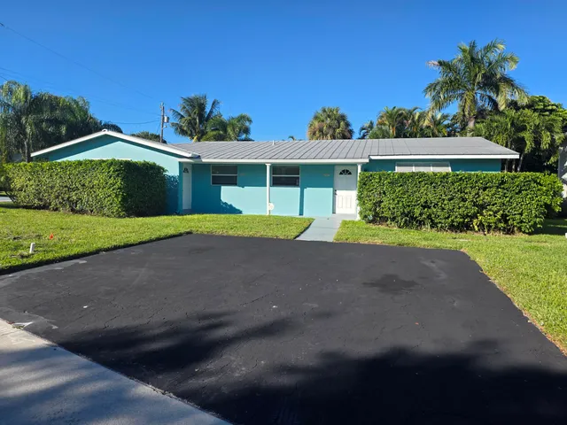 a view of a yard in front of a house