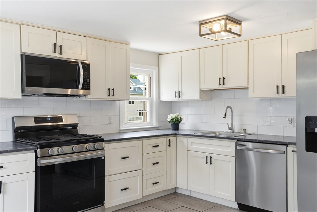 25 Julia Road Weymouth, MA 02191 - Photo 8 of 34