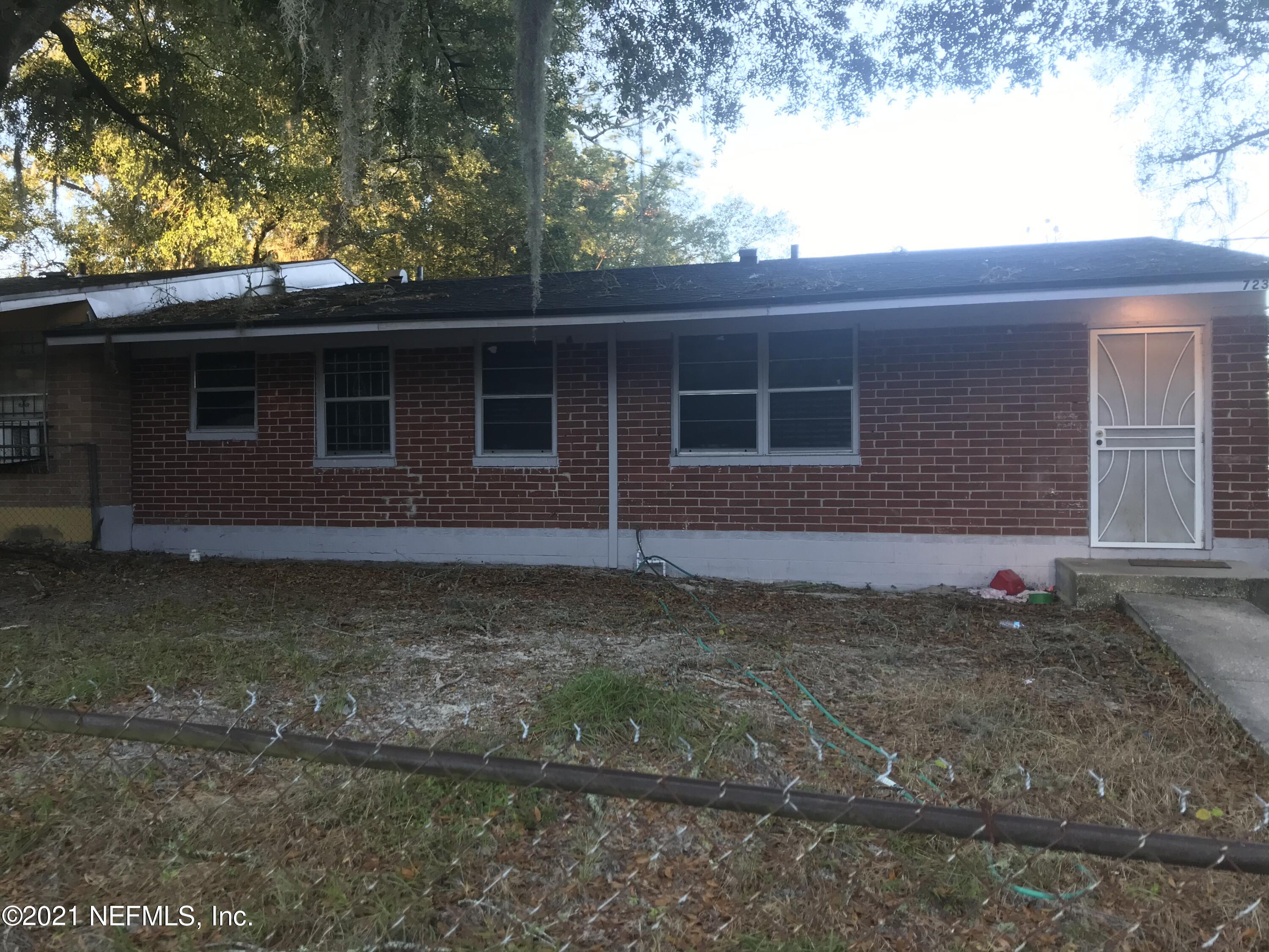 7232 Rutledge Pearson Drive Jacksonville, FL 32209 - Photo 1 of 11 a backyard of a house