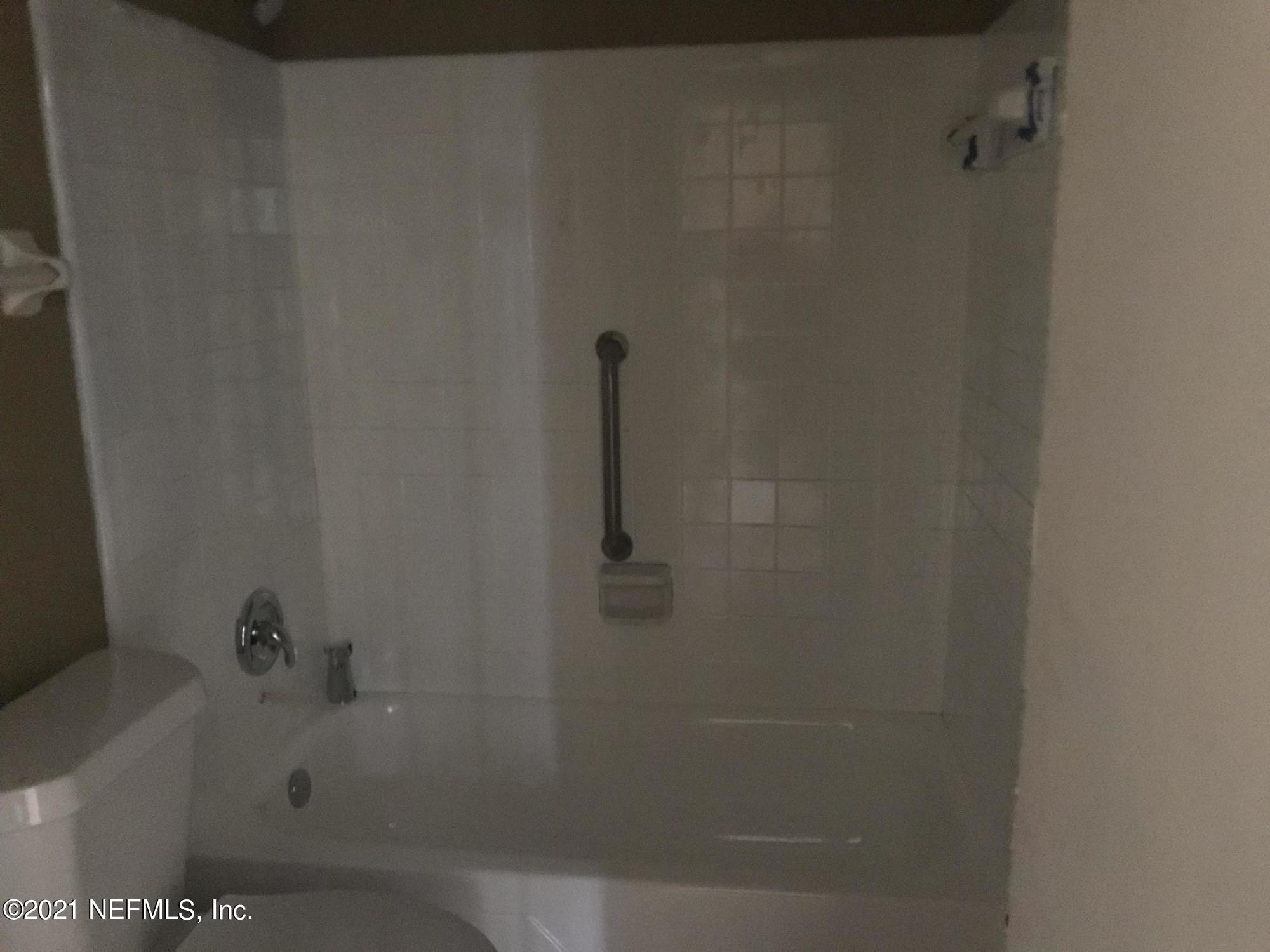 7232 Rutledge Pearson Drive Jacksonville, FL 32209 - Photo 11 of 11 a bathroom with a bathtub