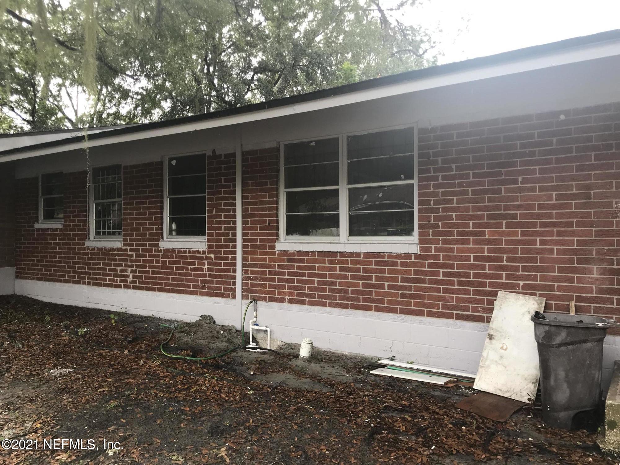 7232 Rutledge Pearson Drive Jacksonville, FL 32209 - Photo 3 of 11 a view of a house with a yard