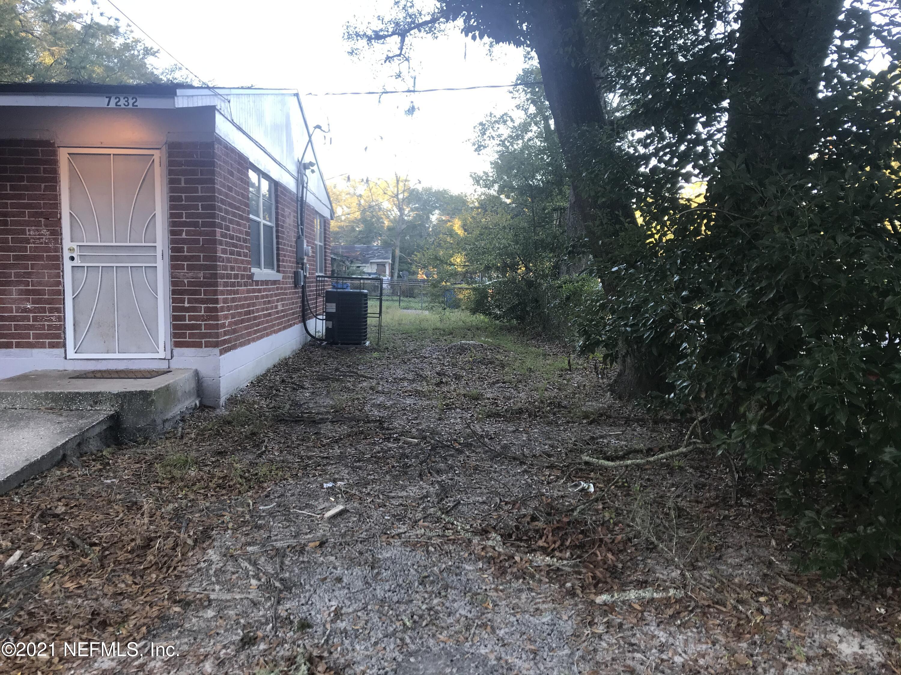 7232 Rutledge Pearson Drive Jacksonville, FL 32209 - Photo 4 of 11 a view of a house with a yard