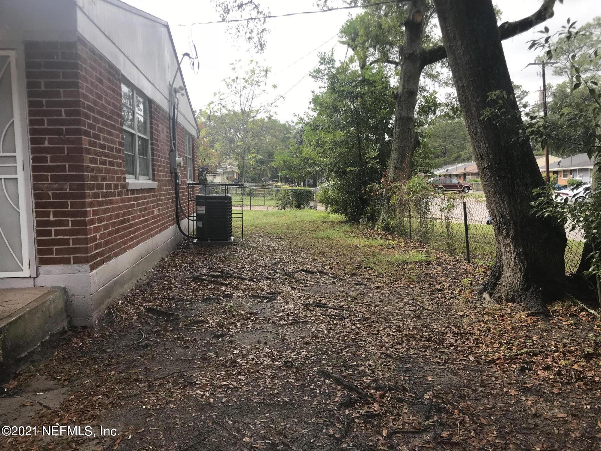7232 Rutledge Pearson Drive Jacksonville, FL 32209 - Photo 5 of 11 a backyard of a house with lots of green space