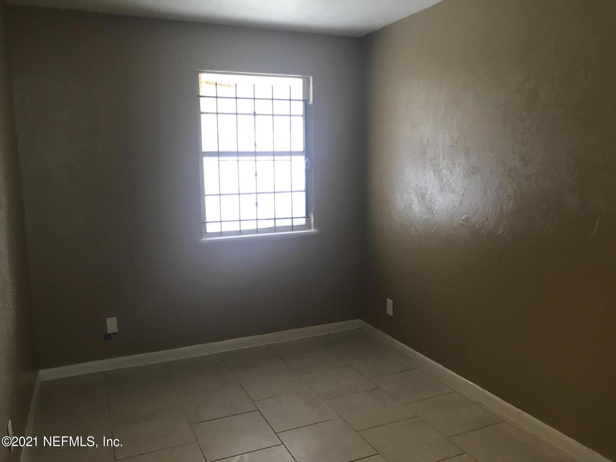 7232 Rutledge Pearson Drive Jacksonville, FL 32209 - Photo 7 of 11 an empty room with a window