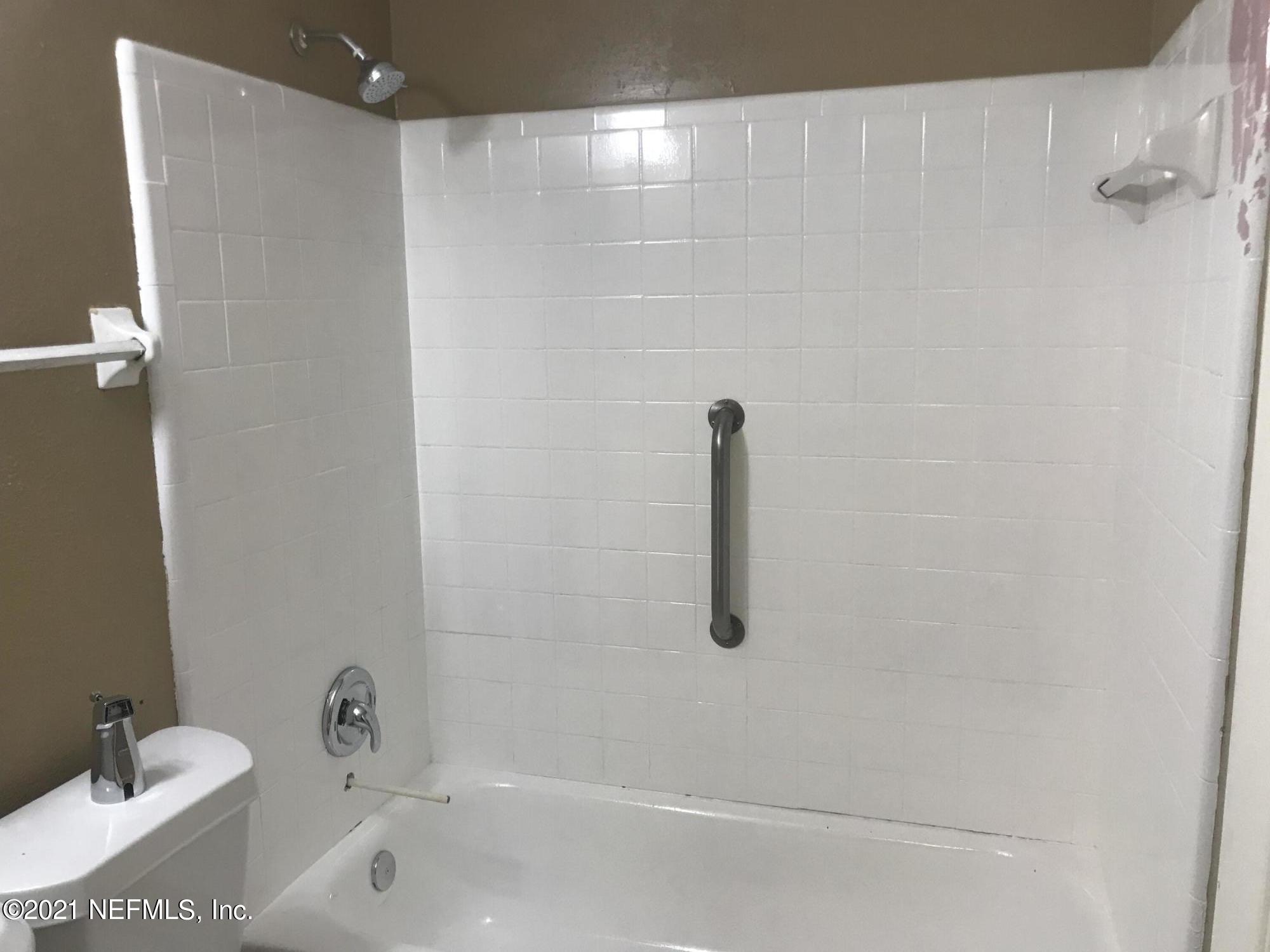 7232 Rutledge Pearson Drive Jacksonville, FL 32209 - Photo 9 of 11 a close view of a bathtub in a bathroom