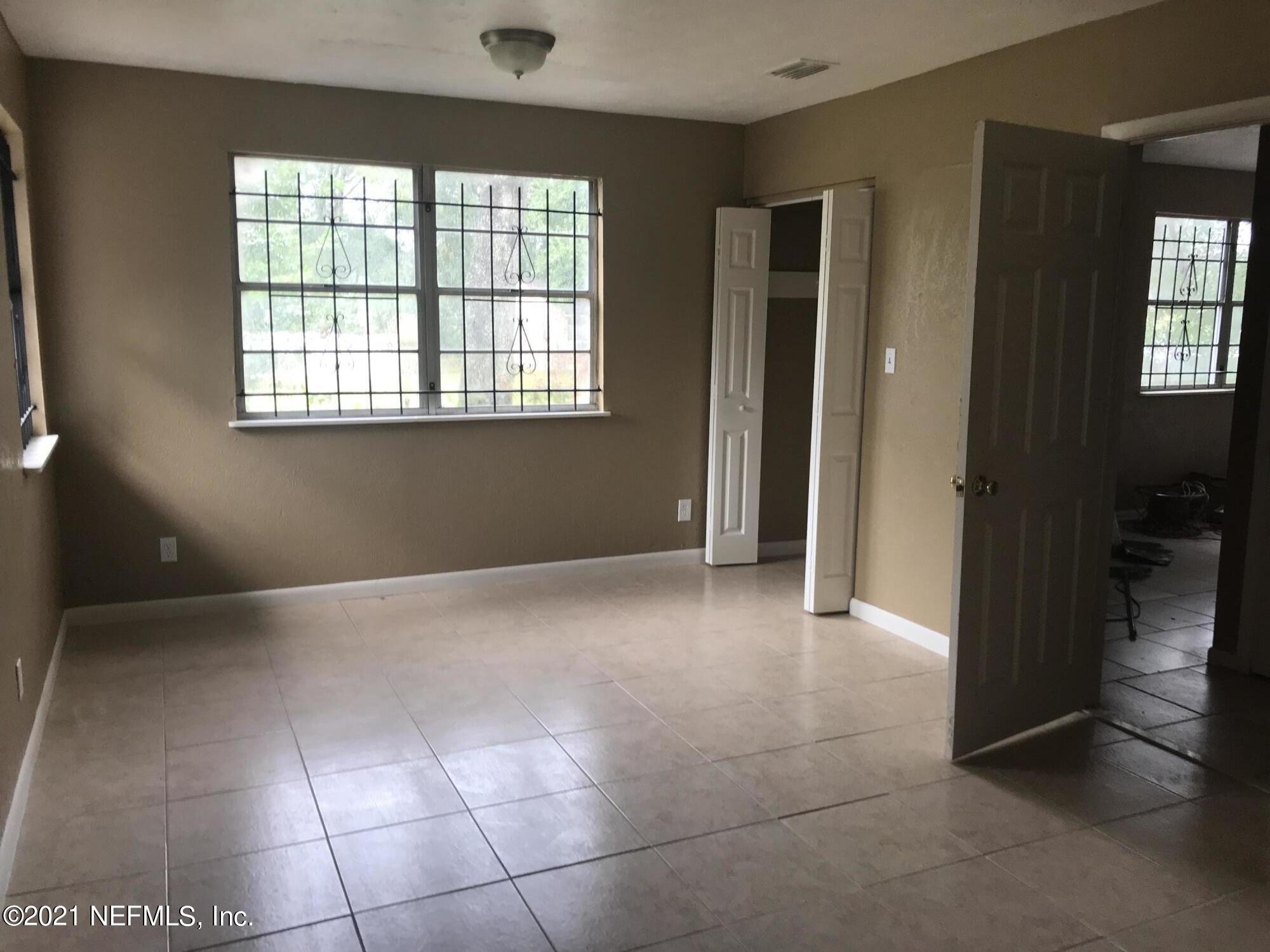 7232 Rutledge Pearson Drive Jacksonville, FL 32209 - Photo 10 of 11 a view of an empty room with a window
