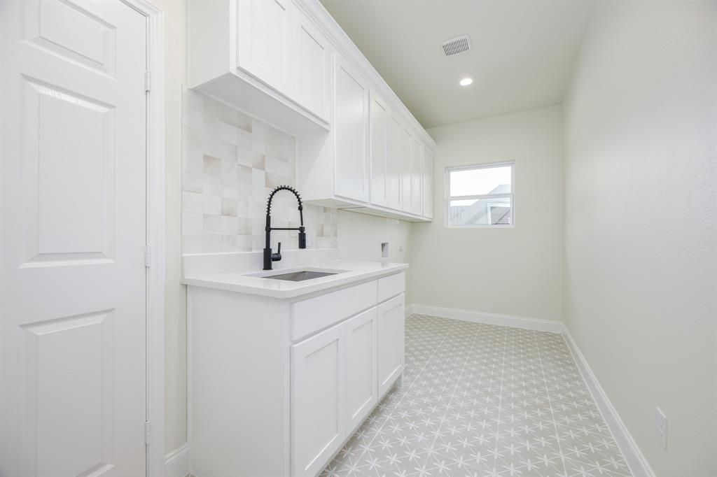 1844 County Road 2320 Terrell, TX 75160 - Photo 31 of 40 a bathroom with a sink and mirror
