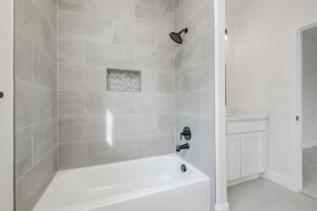 1844 County Road 2320 Terrell, TX 75160 - Photo 35 of 40 a bathroom with a bathtub