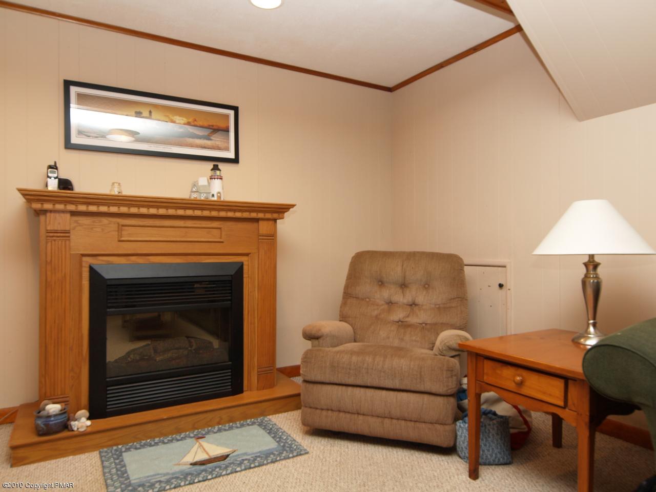 206 Norton Road Stroudsburg, PA 18360 - Photo 11 of 17 Family Room