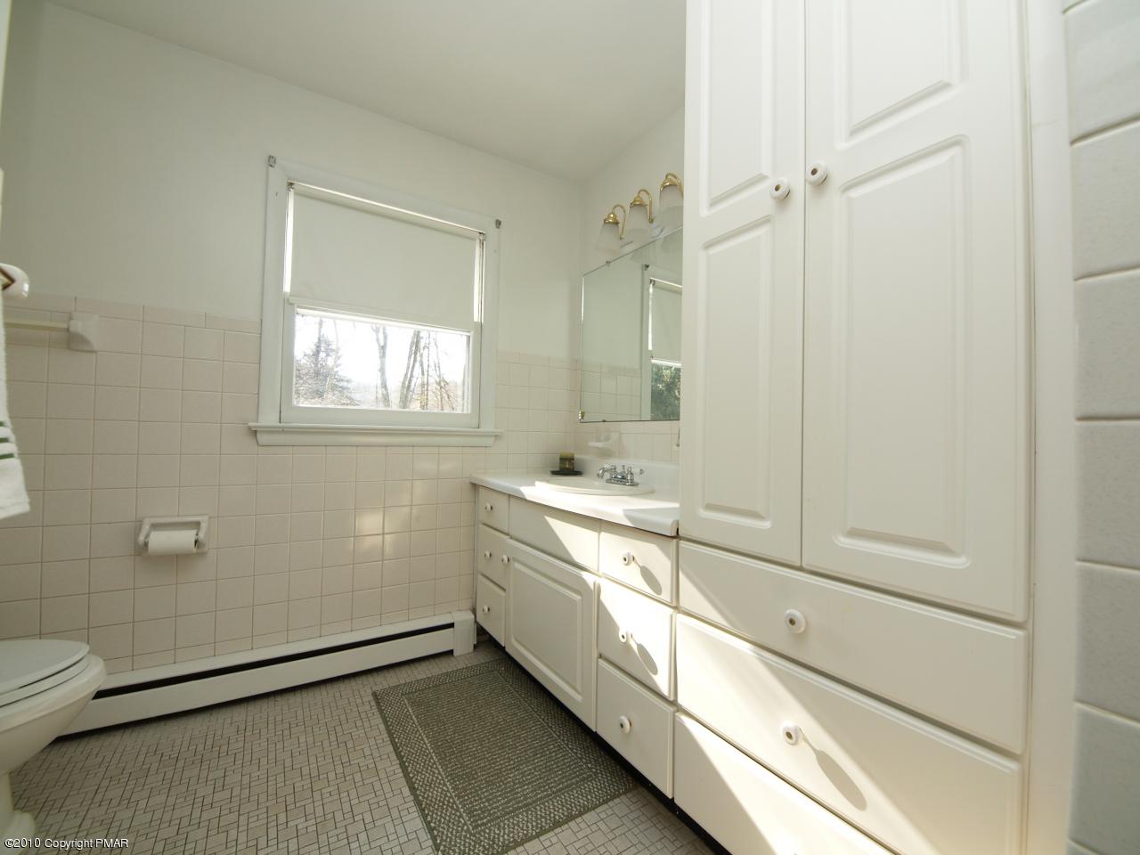 206 Norton Road Stroudsburg, PA 18360 - Photo 13 of 17 Main bath