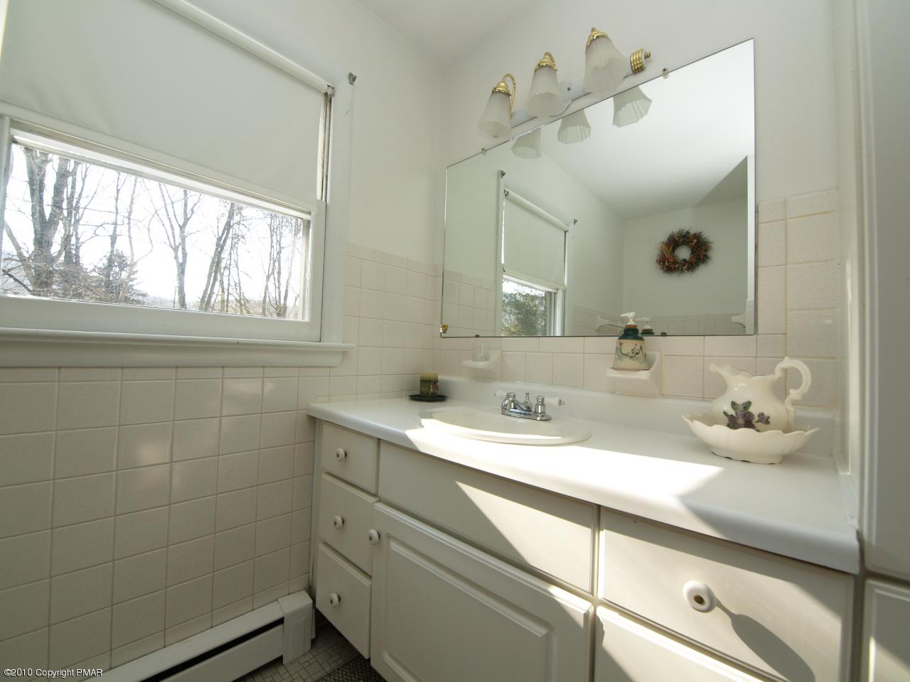 206 Norton Road Stroudsburg, PA 18360 - Photo 14 of 17 Main bath