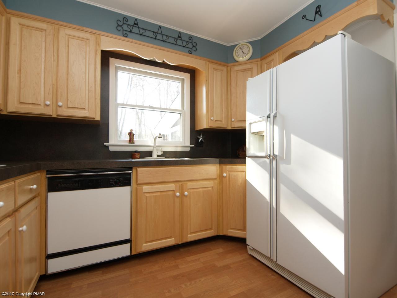 206 Norton Road Stroudsburg, PA 18360 - Photo 9 of 17 Kitchen