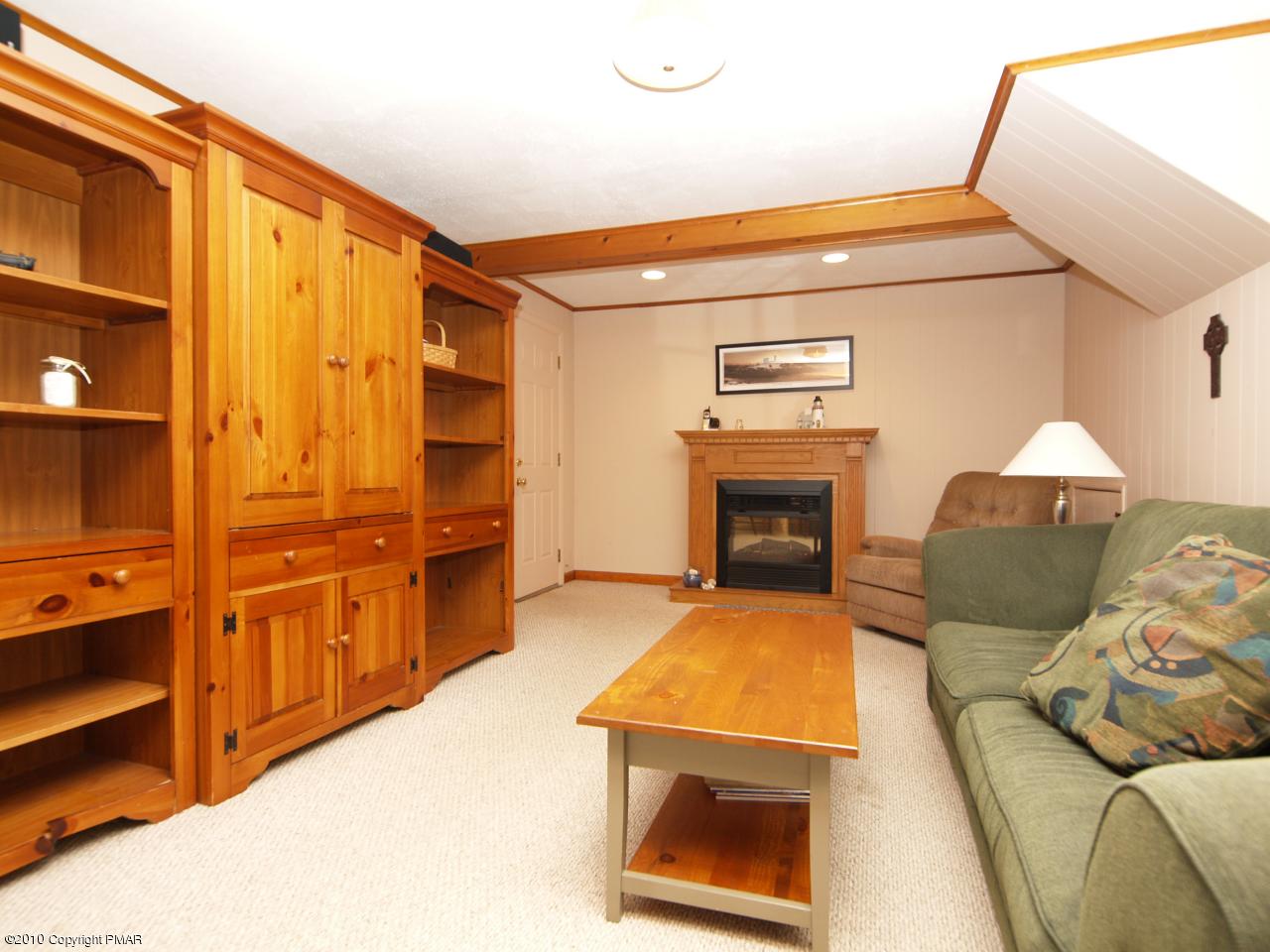 206 Norton Road Stroudsburg, PA 18360 - Photo 10 of 17 Family room