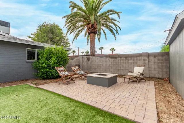 a view of outdoor space yard and porch