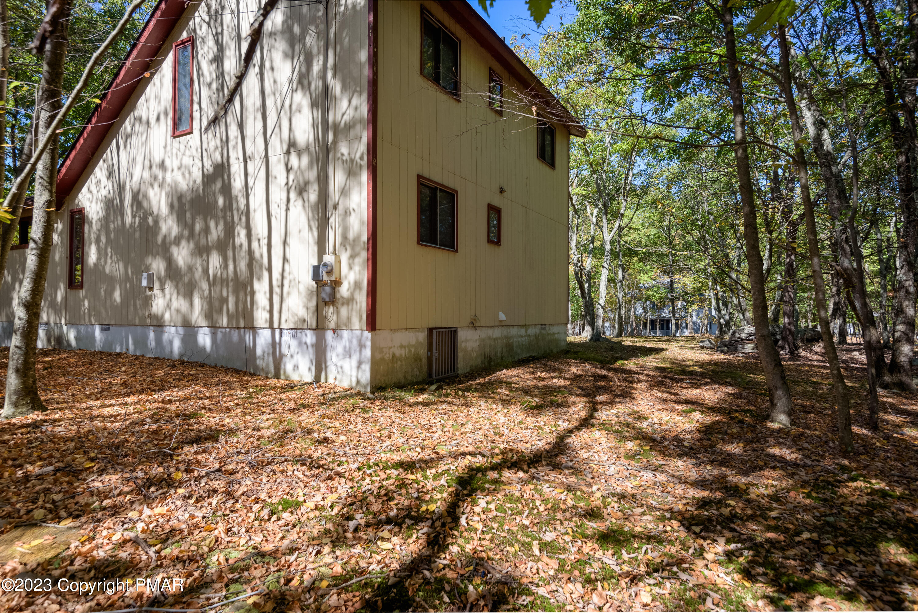 2206 Chatham Drive Bushkill, PA 18324 - Photo 24 of 25 a backyard of a house with a large tree