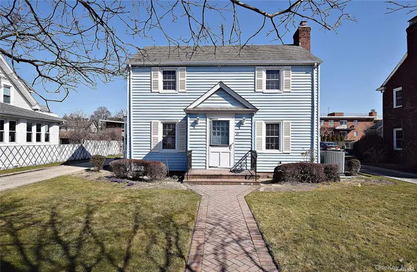 $4,400 | 27 North Lewis Place, Rockville Centre, NY 11570