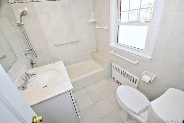 $4,400 | 27 North Lewis Place, Rockville Centre, NY 11570