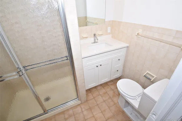 $4,400 | 27 North Lewis Place, Rockville Centre, NY 11570