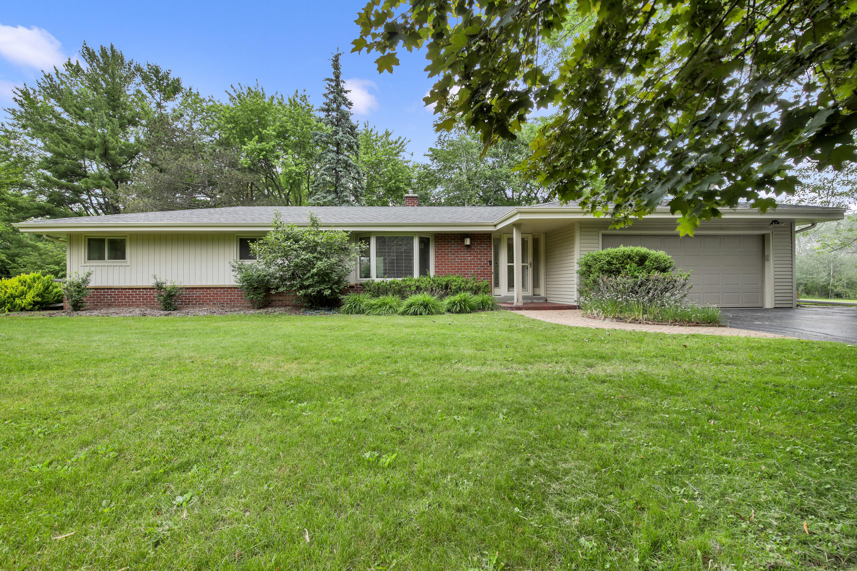 2614 West Chestnut Road Mequon, WI 53092 - Photo 1 of 25 Exterior