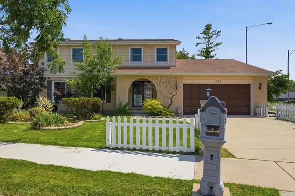 $649,990 | 1623 West Bray Court, Arlington Heights, IL 60005