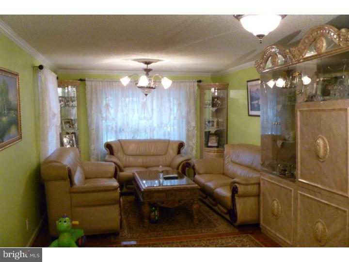 211 Chestnut Street Delran, NJ 08075 - Photo 3 of 18 Living Room