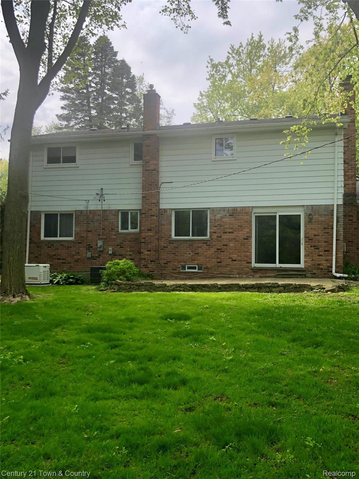 2017 Devonshire Road Bloomfield Hills, MI 48302 - Photo 4 of 43 Large backyard.